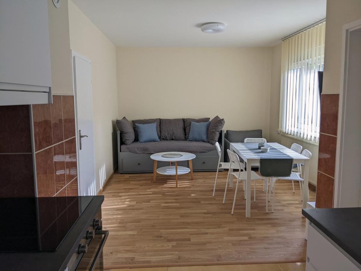 Affordable And Newly Renovated 1-Bedroom Apartment Кралево Экстерьер фото