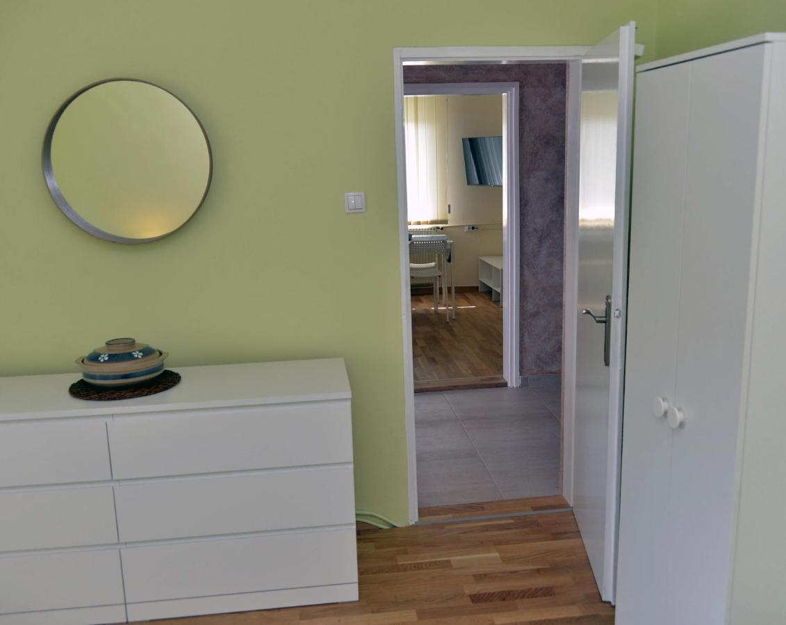 Affordable And Newly Renovated 1-Bedroom Apartment Кралево Экстерьер фото